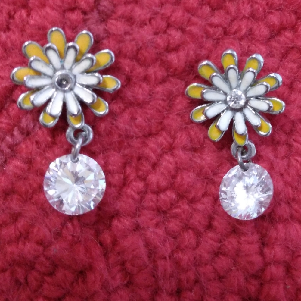 Vintage Enamel & Gold Metal Daisy Earrings - Pierced Ears circa 1970 Estate